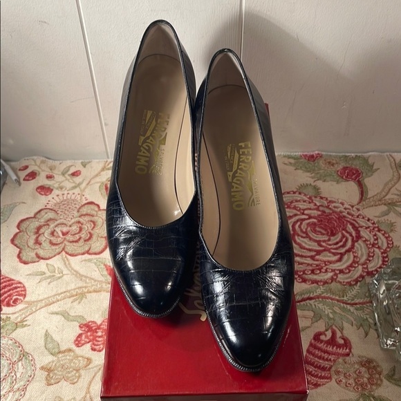 Vintage Salvatore Ferragamo Women's Black Calf- Lizard Embossed Pumps with Box